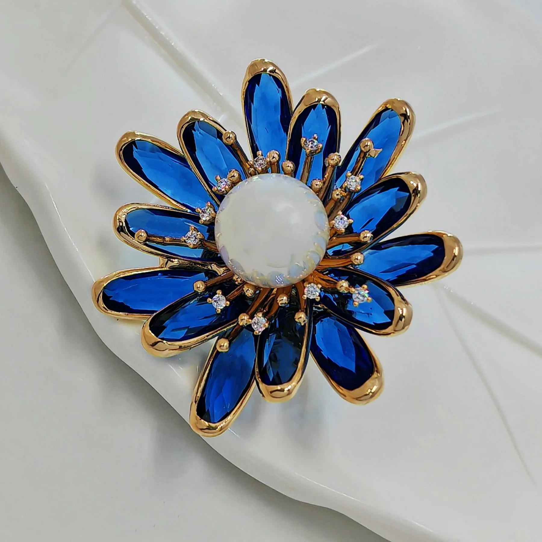 Pretty Imitated Pearl and Blue Crystal Flower Brooch Pin Gift Jewelry