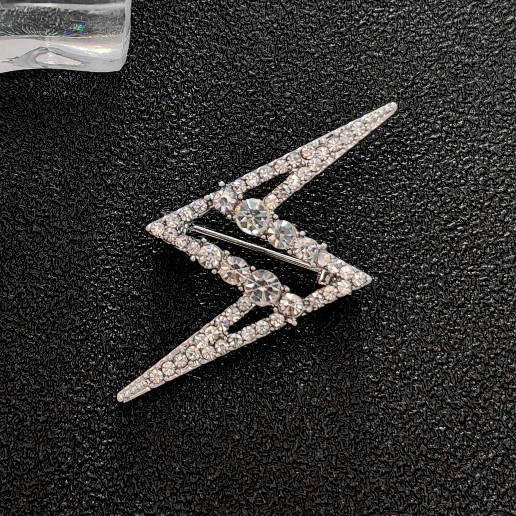Silver Lightning Bolt Brooch for Unisex – Sparkling Large and Small Rhinestones – Trendy and Stylish Jewelry for Men and Women