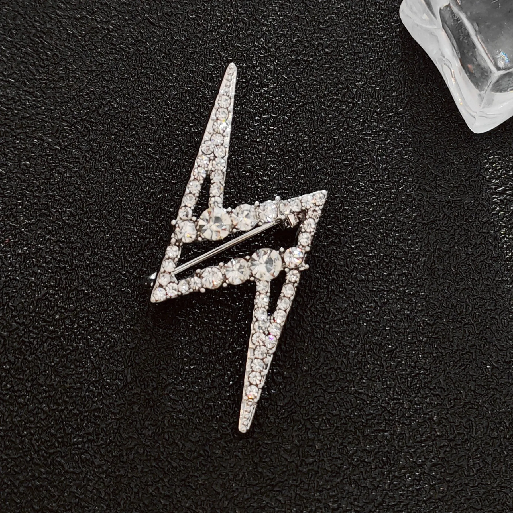 Silver Lightning Bolt Brooch for Unisex – Sparkling Large and Small Rhinestones – Trendy and Stylish Jewelry for Men and Women